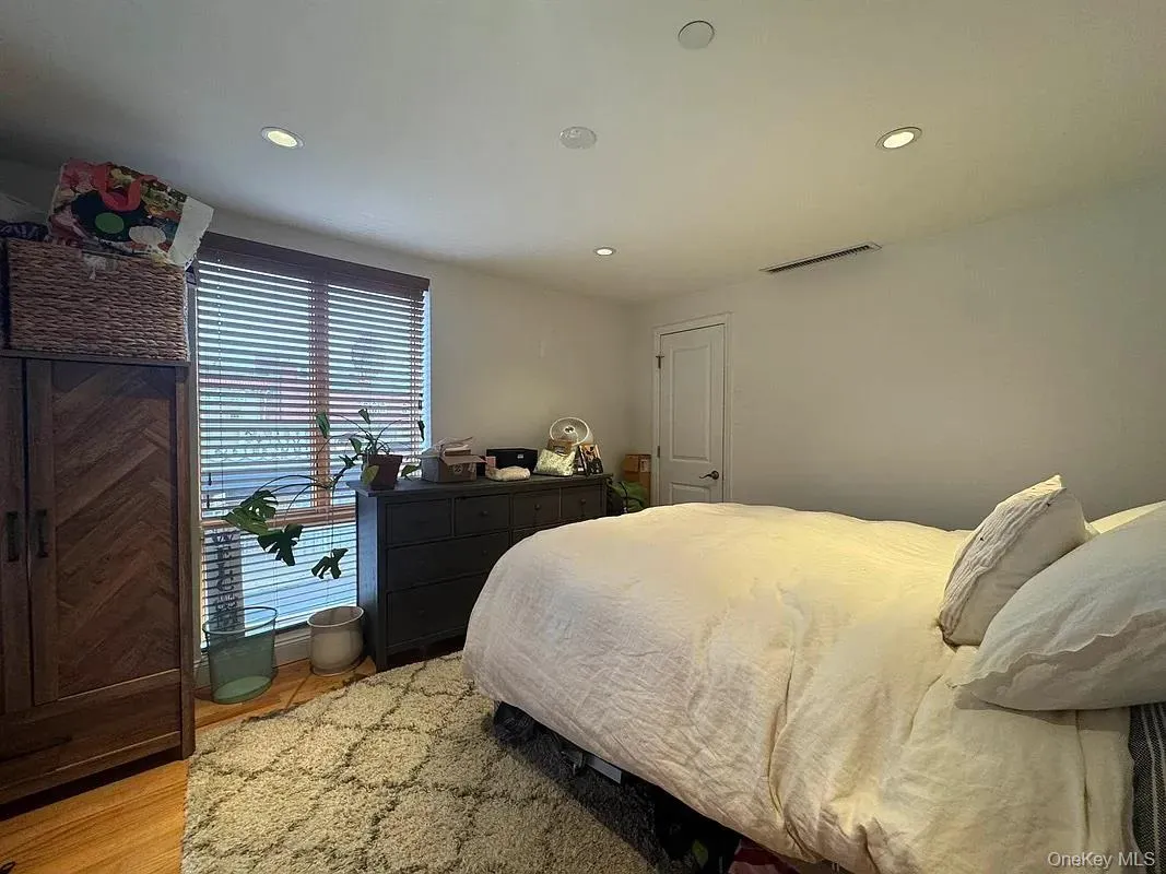 3801 31st Avenue, New York, NY, 1 Bedroom Bedrooms, 4 Rooms Rooms,1 BathroomBathrooms,Residential Lease,For Rent,31st,0,1005606 3801 31st Avenue, New York, NY, 1 Bedroom Bedrooms, 4 Rooms Rooms,1 BathroomBathrooms,Residential Lease,For Rent,31st,0,1005606