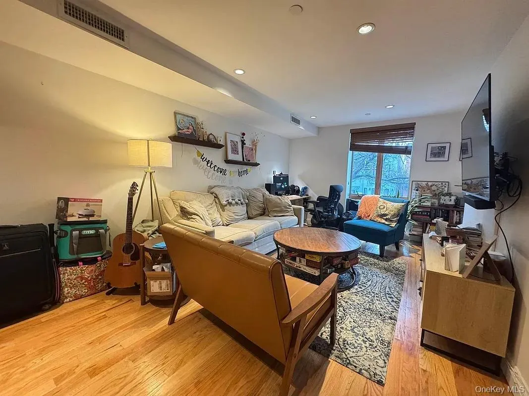 3801 31st Avenue, New York, NY, 1 Bedroom Bedrooms, 4 Rooms Rooms,1 BathroomBathrooms,Residential Lease,For Rent,31st,0,1005606 3801 31st Avenue, New York, NY, 1 Bedroom Bedrooms, 4 Rooms Rooms,1 BathroomBathrooms,Residential Lease,For Rent,31st,0,1005606