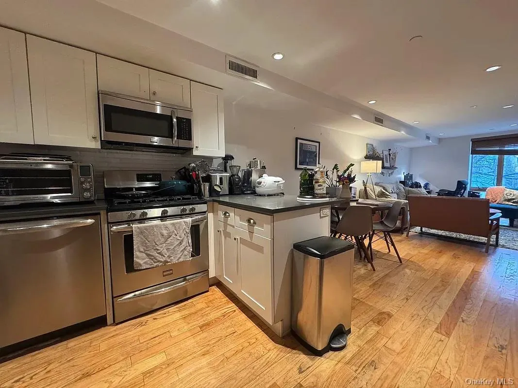 3801 31st Avenue, New York, NY, 1 Bedroom Bedrooms, 4 Rooms Rooms,1 BathroomBathrooms,Residential Lease,For Rent,31st,0,1005606 3801 31st Avenue, New York, NY, 1 Bedroom Bedrooms, 4 Rooms Rooms,1 BathroomBathrooms,Residential Lease,For Rent,31st,0,1005606