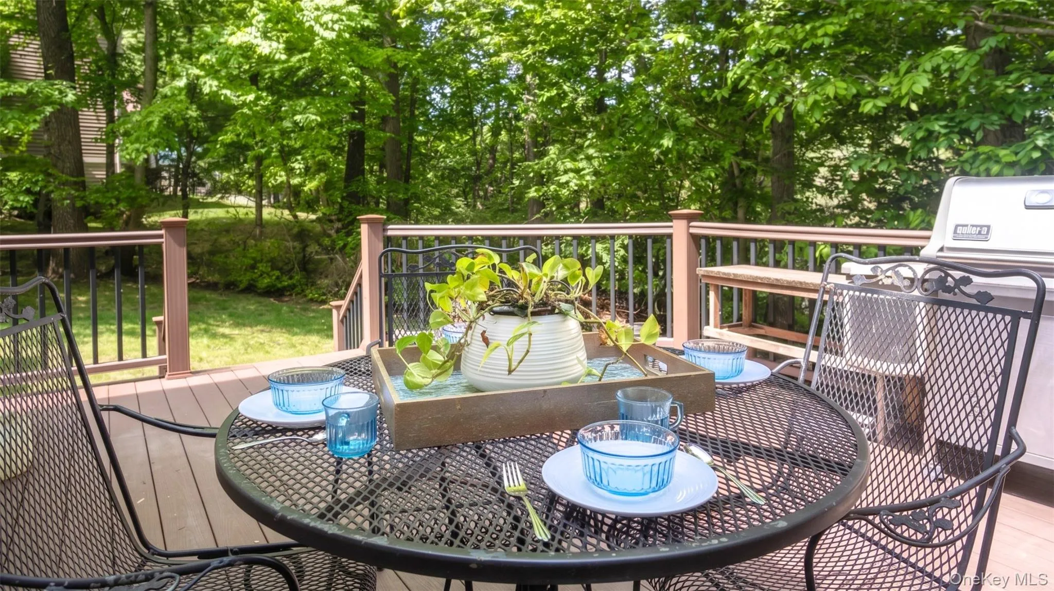 Enjoy alfresco dining. Enjoy alfresco dining.