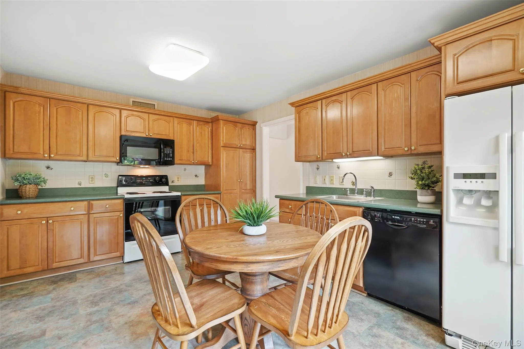 Eat-in kitchen Eat-in kitchen