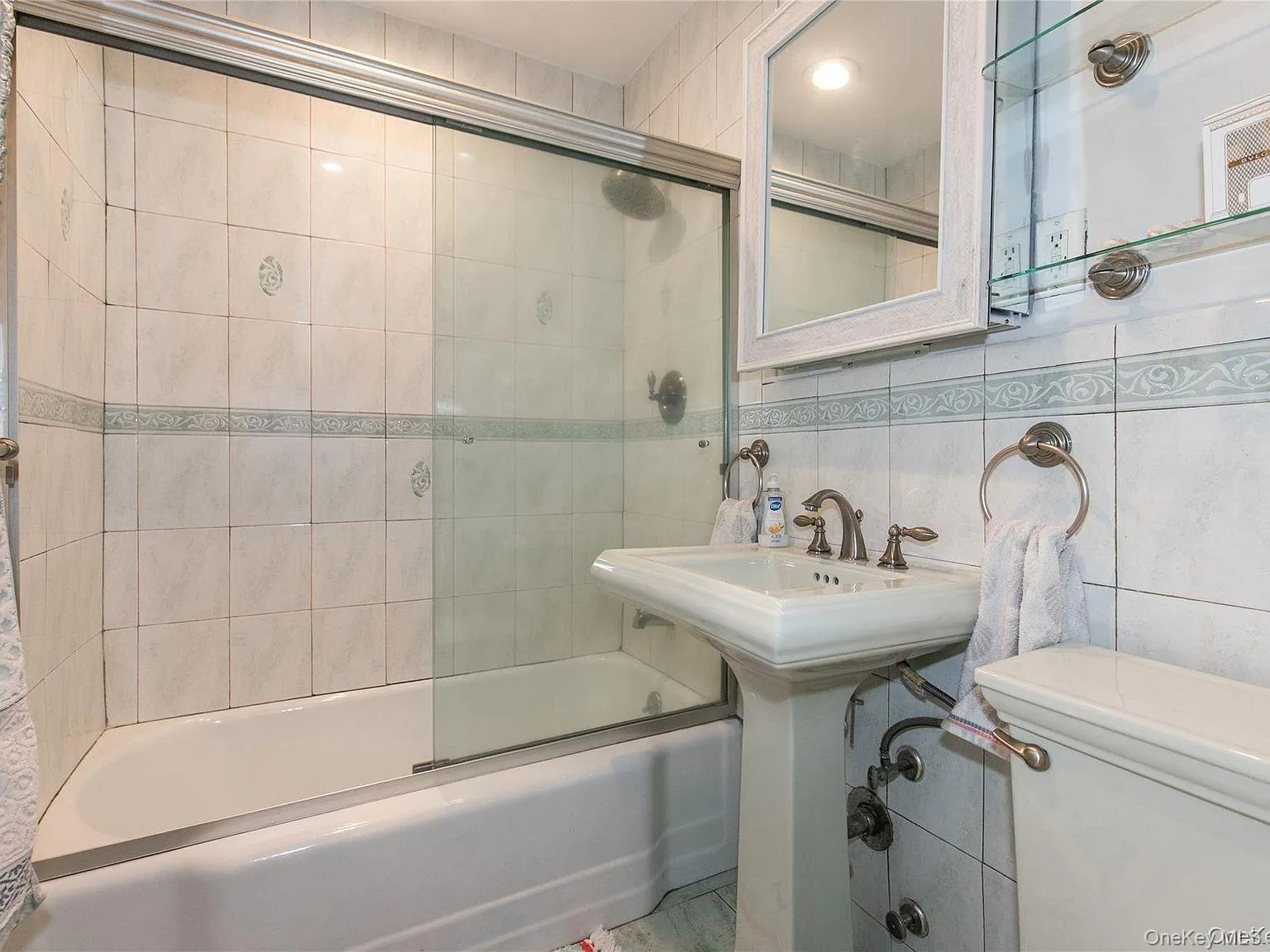 45 HILLPARK Avenue, North Hempstead, NY, 2 Bedrooms Bedrooms, 4 Rooms Rooms,1 BathroomBathrooms,Residential,For Rent,HILLPARK,0,1005668 45 HILLPARK Avenue, North Hempstead, NY, 2 Bedrooms Bedrooms, 4 Rooms Rooms,1 BathroomBathrooms,Residential,For Rent,HILLPARK,0,1005668