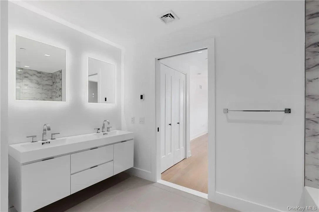 Primary en-suite w/ double vanity Primary en-suite w/ double vanity