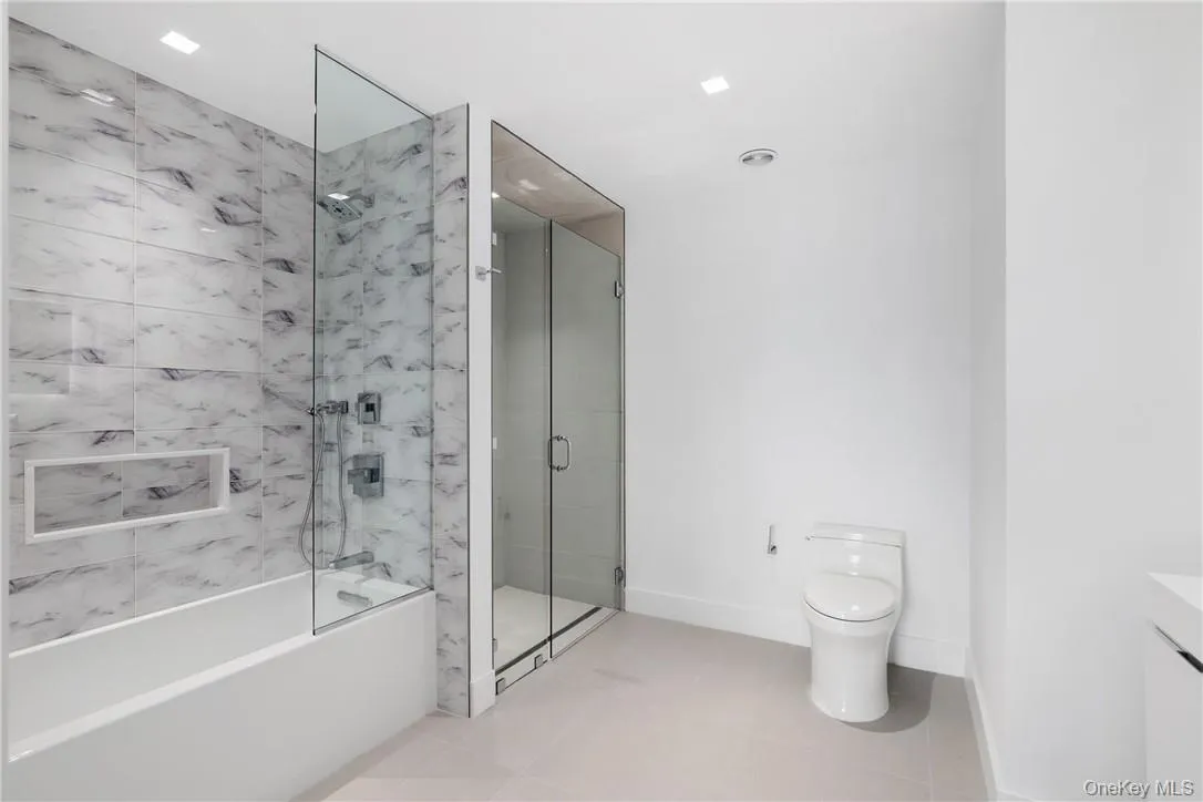 Primary en-suite w/separate tub and shower Primary en-suite w/separate tub and shower