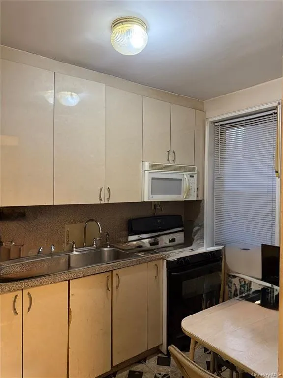 150 West End Avenue, New York, NY, 2 Bedrooms Bedrooms, 4 Rooms Rooms,1 BathroomBathrooms,Residential,For Rent,West End,0,1005717 150 West End Avenue, New York, NY, 2 Bedrooms Bedrooms, 4 Rooms Rooms,1 BathroomBathrooms,Residential,For Rent,West End,0,1005717