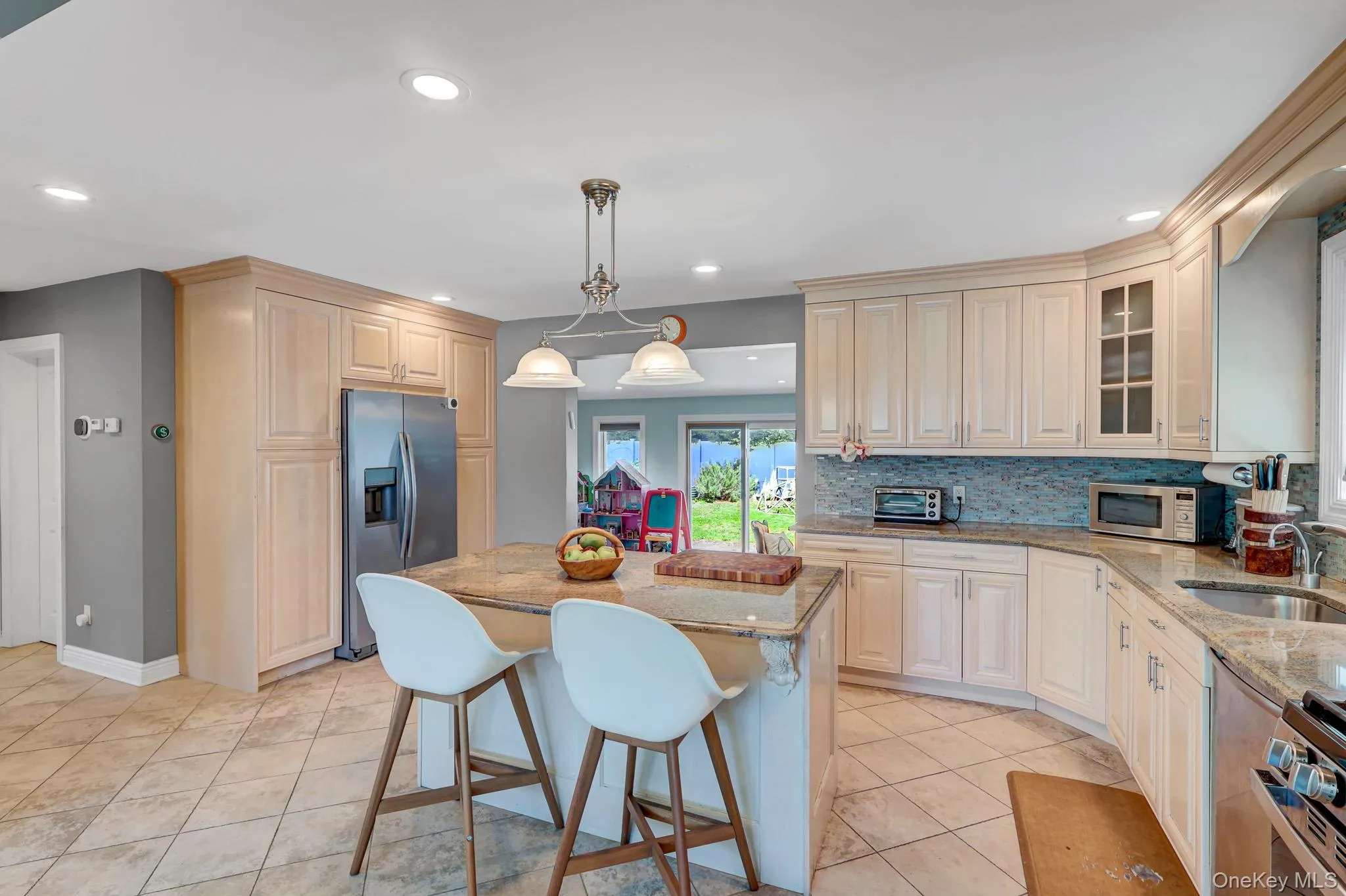 LARGE EAT IN KITCHEN WITH GRANITE COUNTERTOPS AND CUSTOM CABINETS LARGE EAT IN KITCHEN WITH GRANITE COUNTERTOPS AND CUSTOM CABINETS