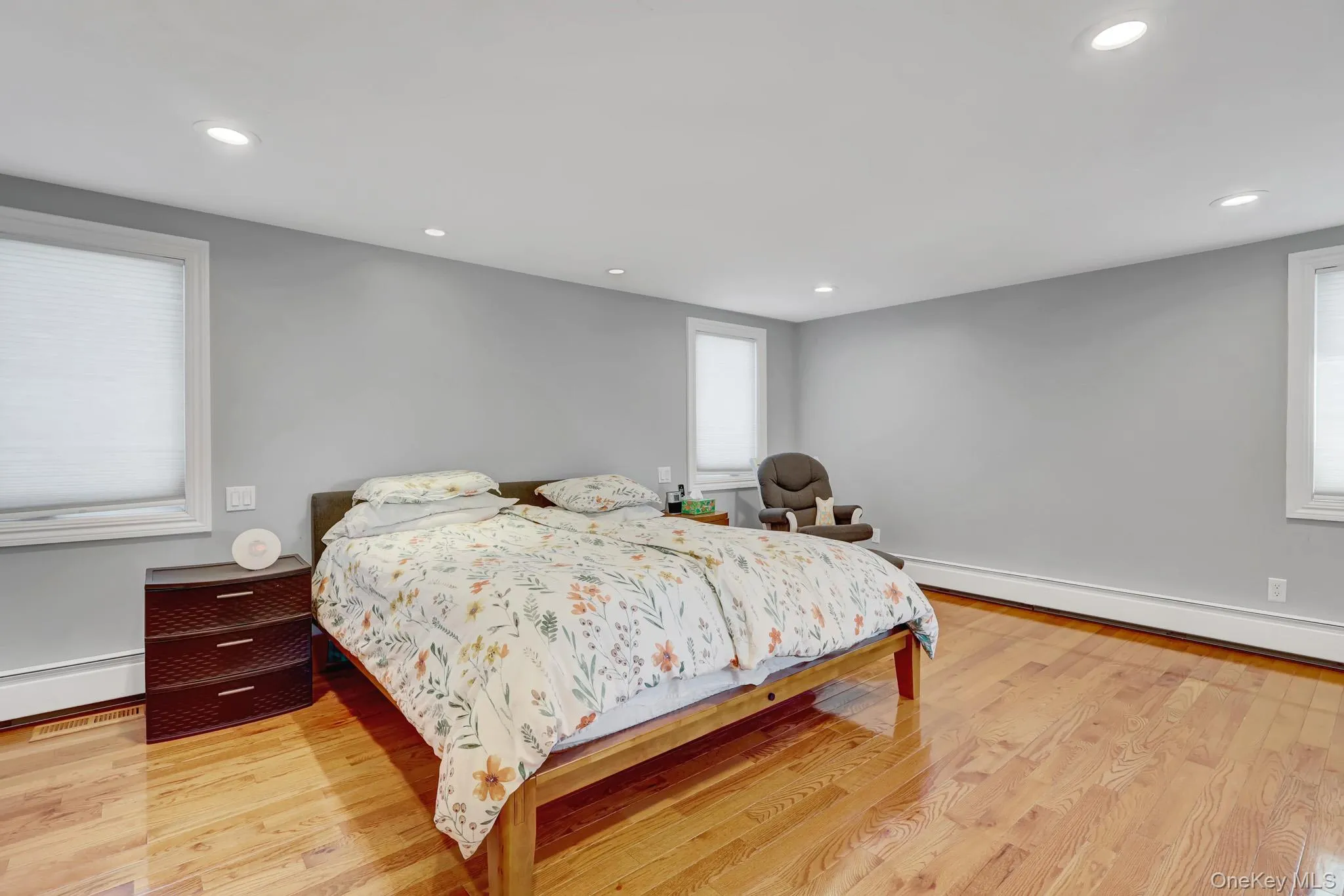VERY LARGE PRIMARY BEDROOM VERY LARGE PRIMARY BEDROOM