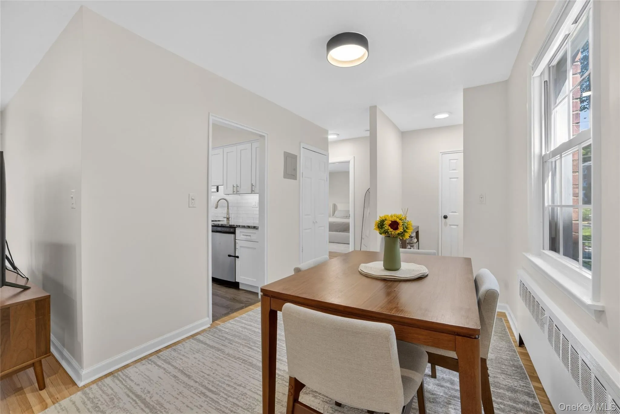 Dining Area Features: Window Seat Dining, Accommodations for 6+ people Dining Area Features: Window Seat Dining, Accommodations for 6+ people
