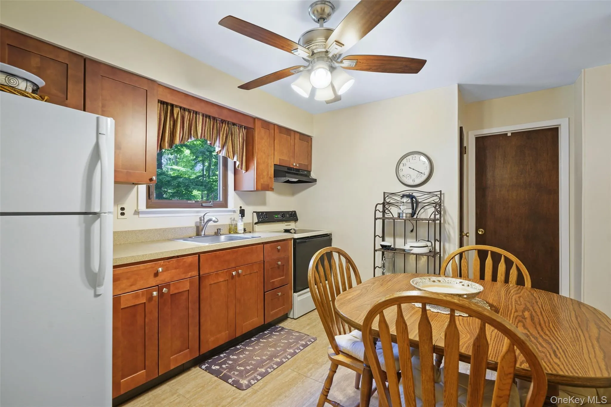 Full Kitchen in Apartment Full Kitchen in Apartment