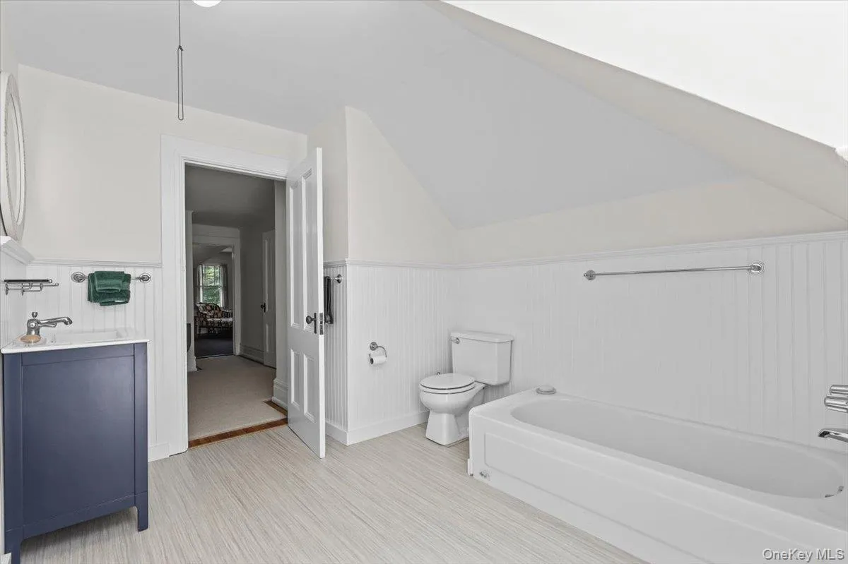 Bathroom, third floor Bathroom, third floor