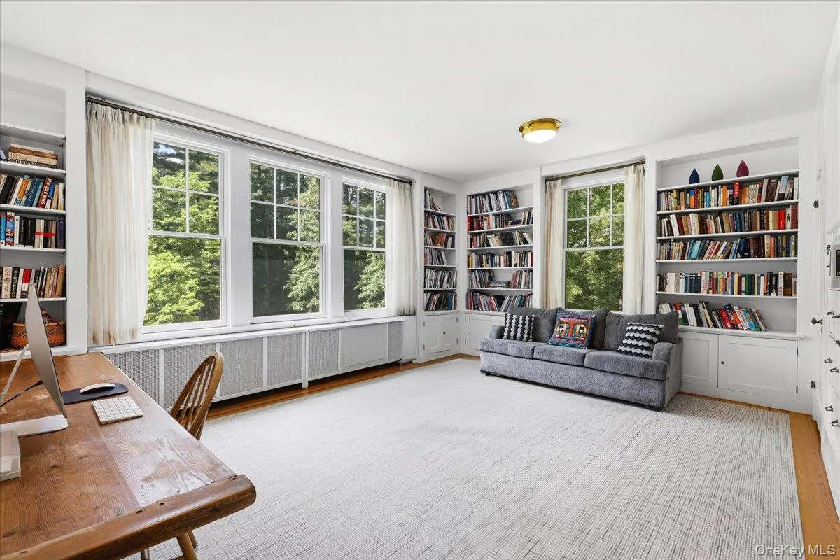 Sitting room with built in bookshelves Sitting room with built in bookshelves