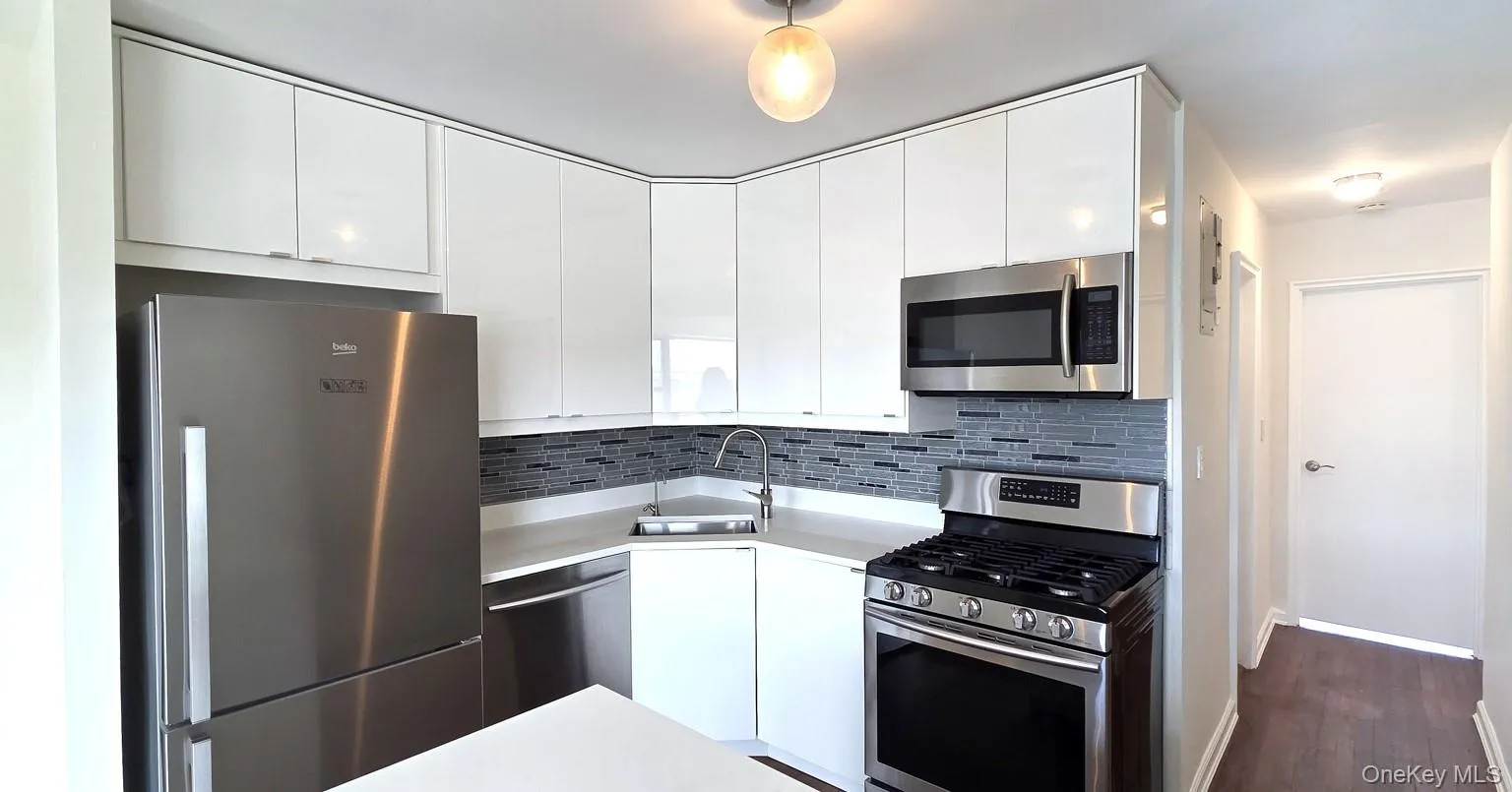Fabulous kitchen with breakfast bar and stainless steel appliances Fabulous kitchen with breakfast bar and stainless steel appliances