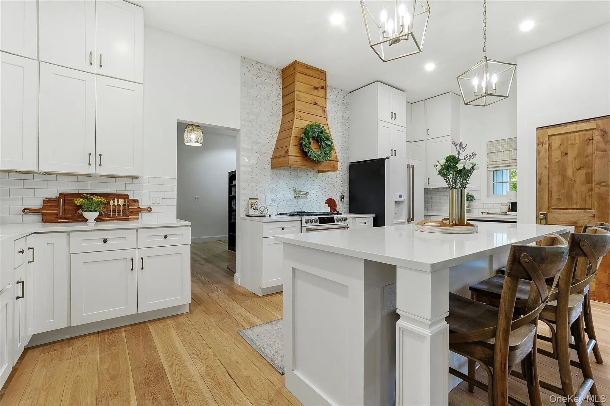 Kitchen with farmhouse charm and modern finishes Kitchen with farmhouse charm and modern finishes
