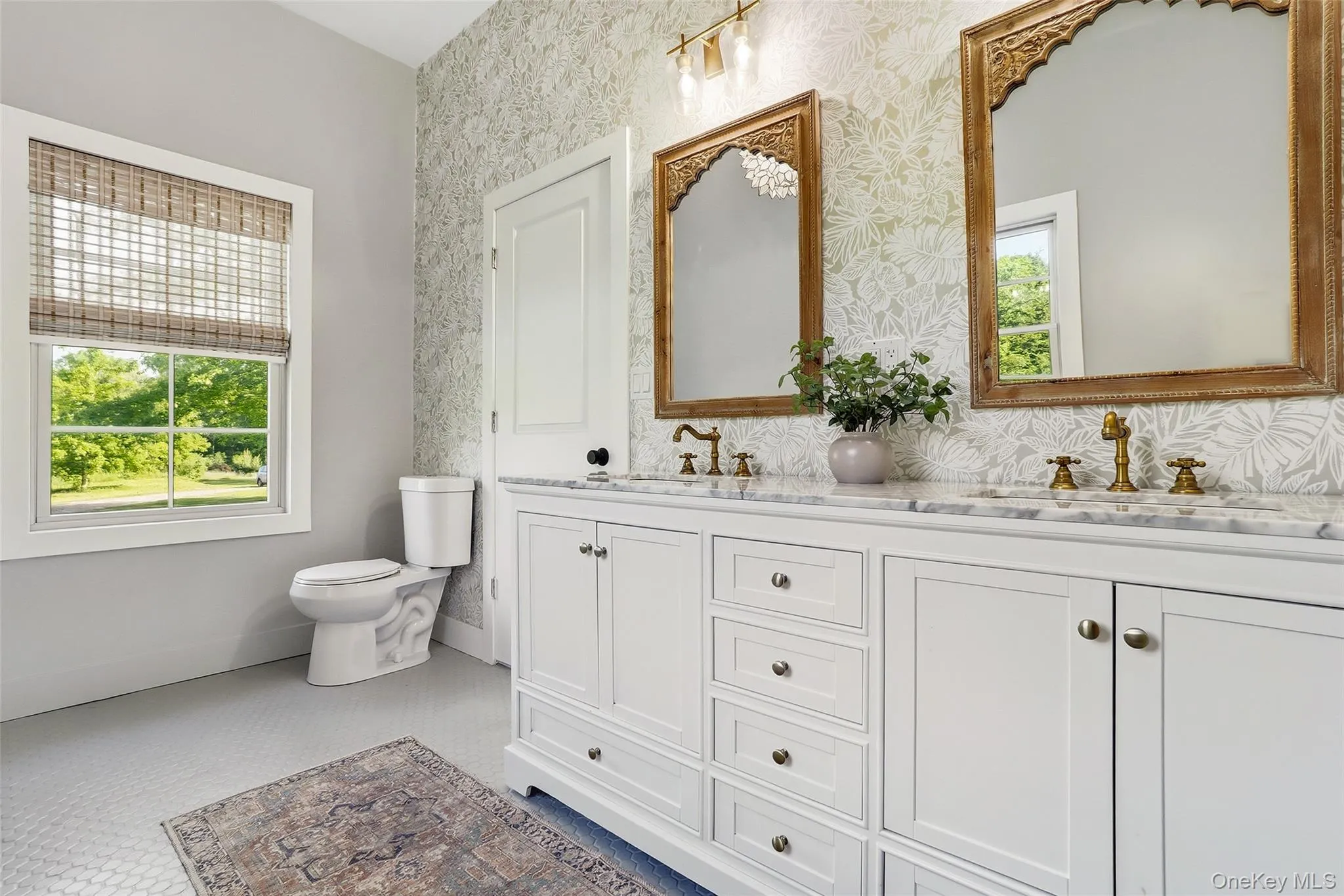 Spacious primary bathroom with modern finishes ad abundant natural light Spacious primary bathroom with modern finishes ad abundant natural light
