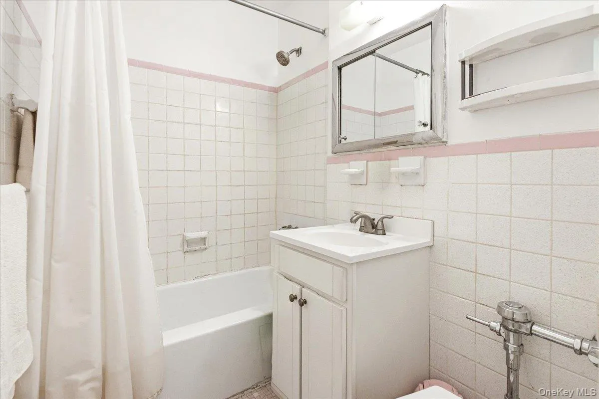 68-15 Selfridge Street, New York, NY, 1 Bedroom Bedrooms, 4 Rooms Rooms,1 BathroomBathrooms,Residential,For Rent,Selfridge,0,1005908 68-15 Selfridge Street, New York, NY, 1 Bedroom Bedrooms, 4 Rooms Rooms,1 BathroomBathrooms,Residential,For Rent,Selfridge,0,1005908