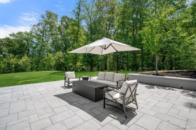 Complete with Gas Firepit Complete with Gas Firepit