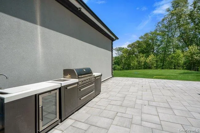 Outdoor kitchen w/BBQ Outdoor kitchen w/BBQ