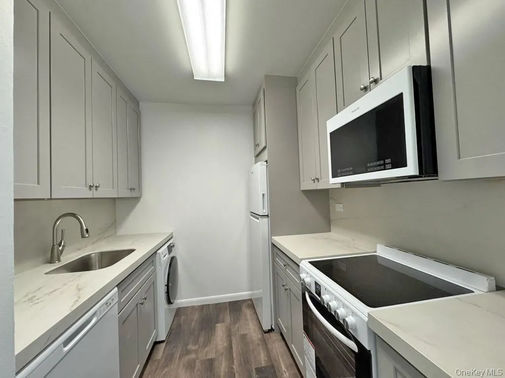 269-10 Grand Central Parkway, New York, NY, 1 Bedroom Bedrooms, 3 Rooms Rooms,1 BathroomBathrooms,Residential,For Rent,Grand Central,0,1005971 269-10 Grand Central Parkway, New York, NY, 1 Bedroom Bedrooms, 3 Rooms Rooms,1 BathroomBathrooms,Residential,For Rent,Grand Central,0,1005971