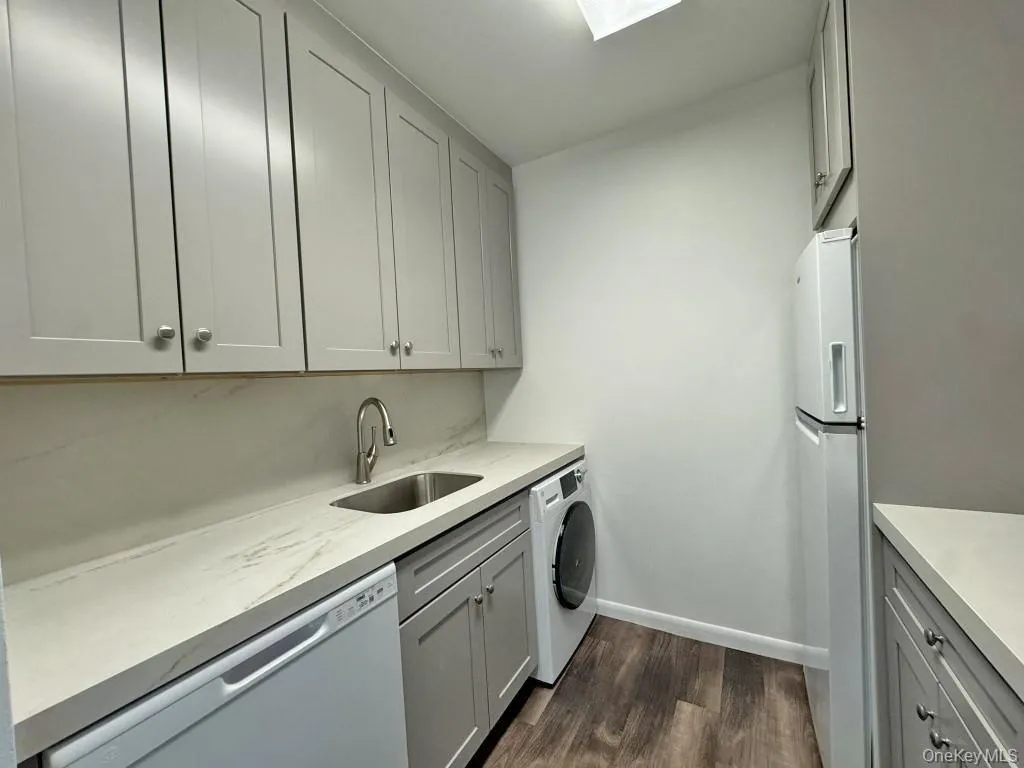 269-10 Grand Central Parkway, New York, NY, 1 Bedroom Bedrooms, 3 Rooms Rooms,1 BathroomBathrooms,Residential,For Rent,Grand Central,0,1005971 269-10 Grand Central Parkway, New York, NY, 1 Bedroom Bedrooms, 3 Rooms Rooms,1 BathroomBathrooms,Residential,For Rent,Grand Central,0,1005971