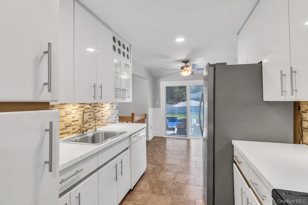 49 Miller Avenue, Brookhaven, NY, 3 Bedrooms Bedrooms, 6 Rooms Rooms,1 BathroomBathrooms,Residential,For Rent,Miller,0,1005979 49 Miller Avenue, Brookhaven, NY, 3 Bedrooms Bedrooms, 6 Rooms Rooms,1 BathroomBathrooms,Residential,For Rent,Miller,0,1005979