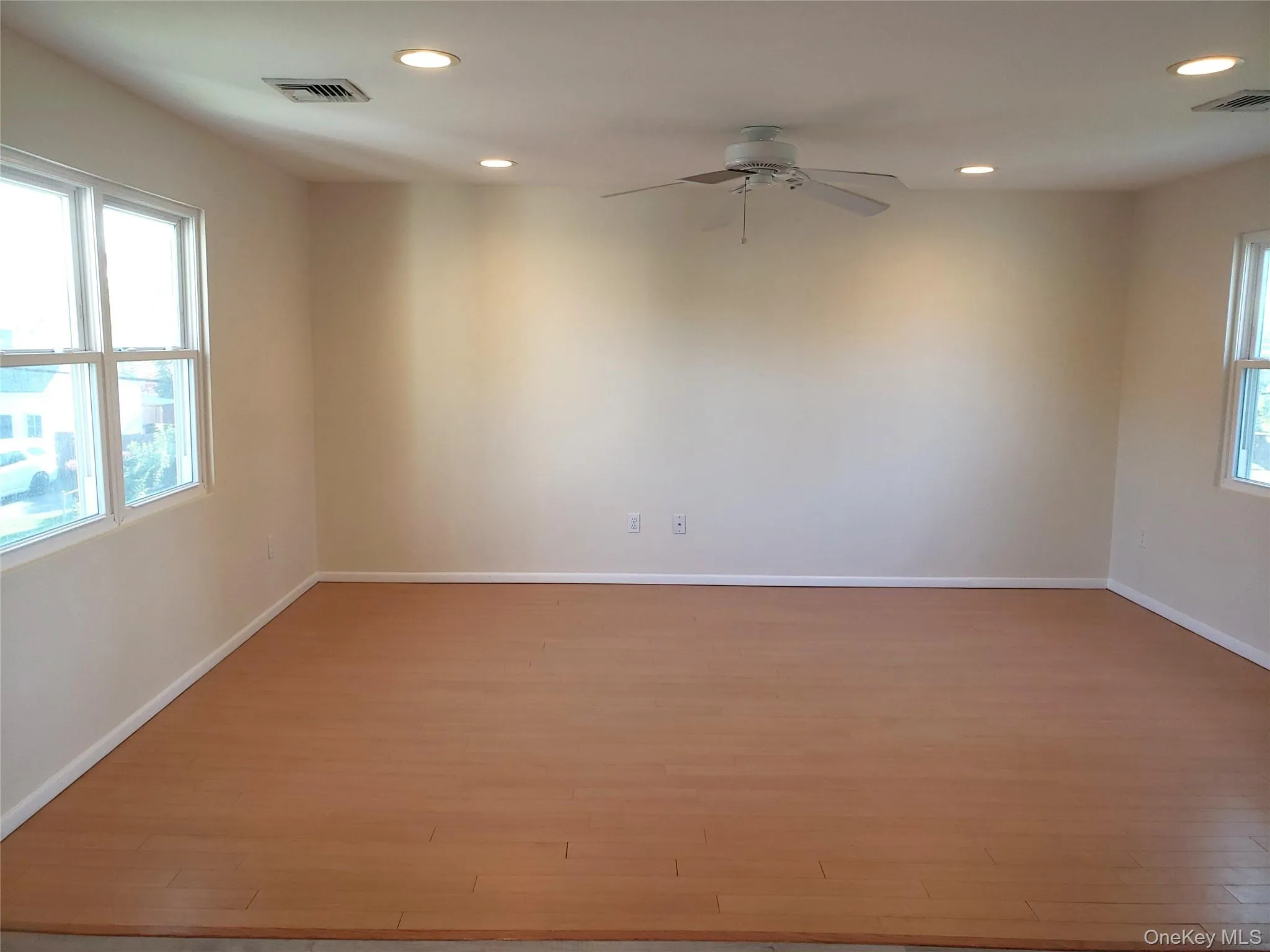 Bright and Airy w/LVP flooring & Ceiling Fan Bright and Airy w/LVP flooring & Ceiling Fan