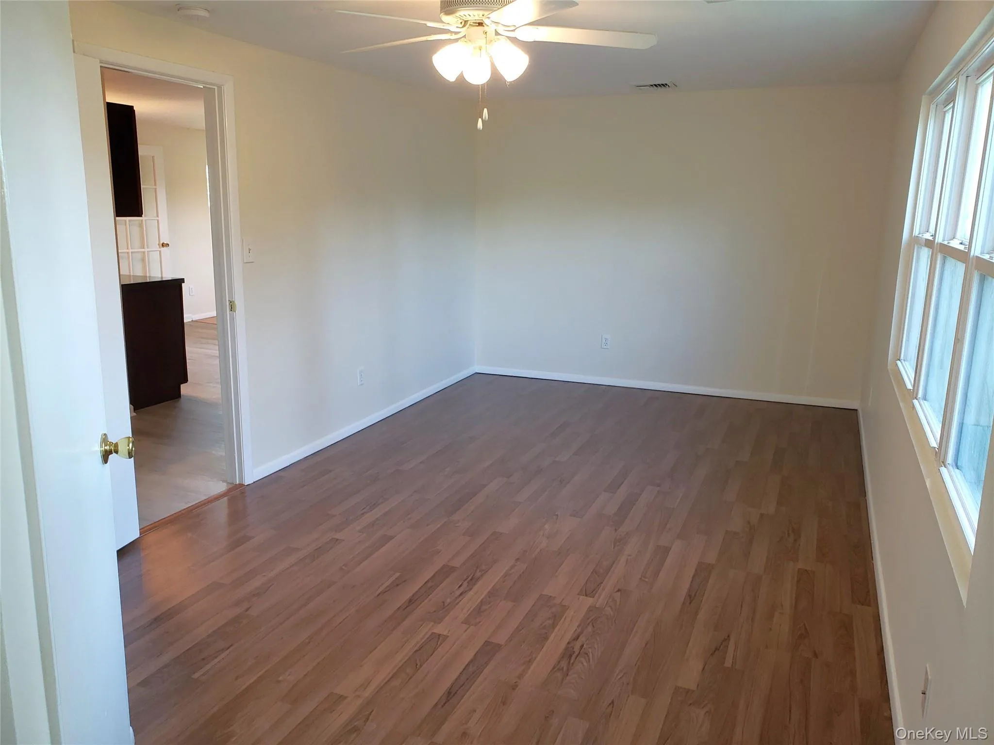 King Size Bedroom w/Ceiling Fan King Size Bedroom w/Ceiling Fan