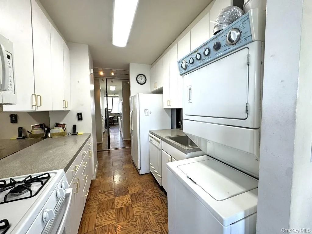 271-10 Grand Central Parkway, New York, NY, 1 Bedroom Bedrooms, 4 Rooms Rooms,1 BathroomBathrooms,Residential,For Rent,Grand Central,0,1005991 271-10 Grand Central Parkway, New York, NY, 1 Bedroom Bedrooms, 4 Rooms Rooms,1 BathroomBathrooms,Residential,For Rent,Grand Central,0,1005991