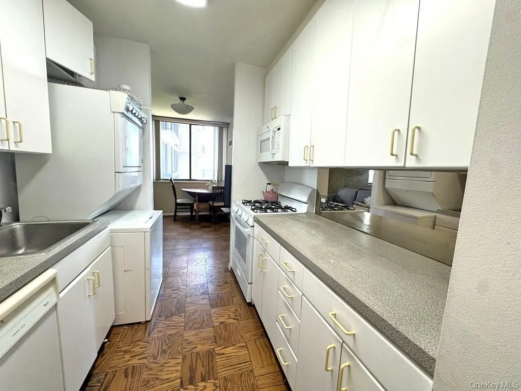 271-10 Grand Central Parkway, New York, NY, 1 Bedroom Bedrooms, 4 Rooms Rooms,1 BathroomBathrooms,Residential,For Rent,Grand Central,0,1005991 271-10 Grand Central Parkway, New York, NY, 1 Bedroom Bedrooms, 4 Rooms Rooms,1 BathroomBathrooms,Residential,For Rent,Grand Central,0,1005991