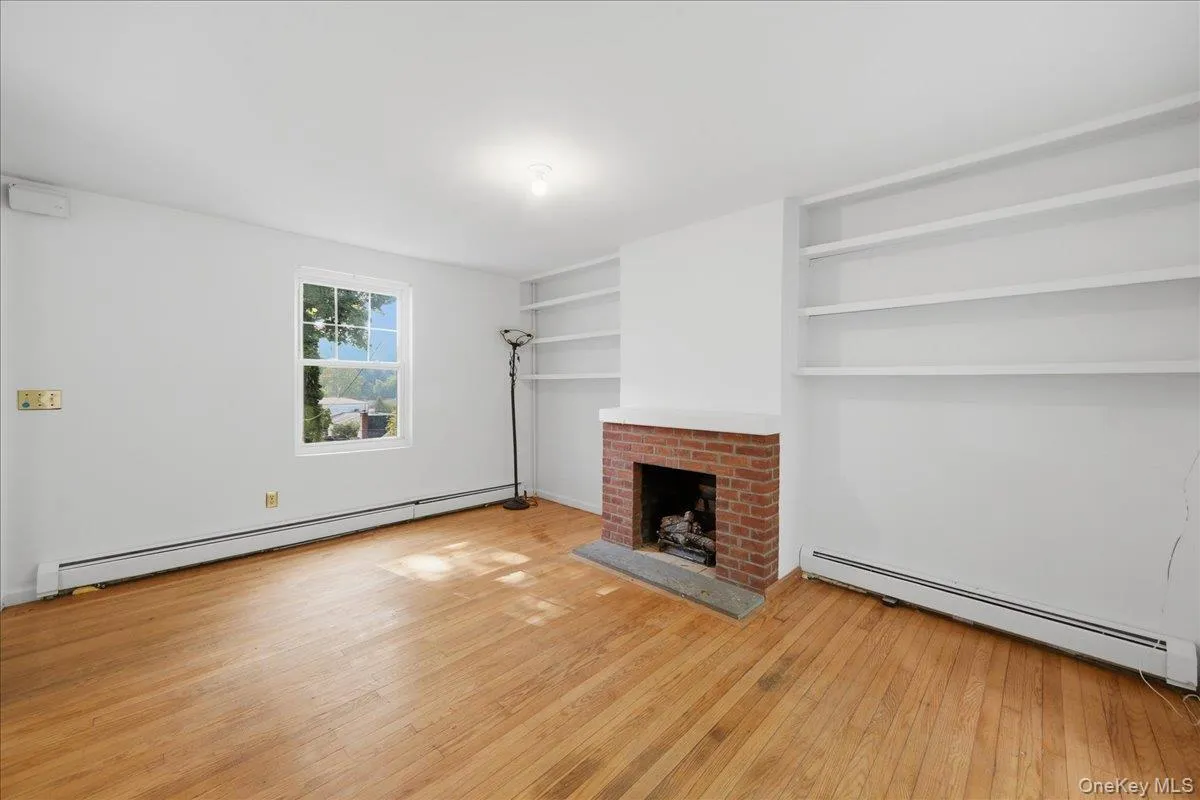 Sunny with fireplace and built in shelving Sunny with fireplace and built in shelving
