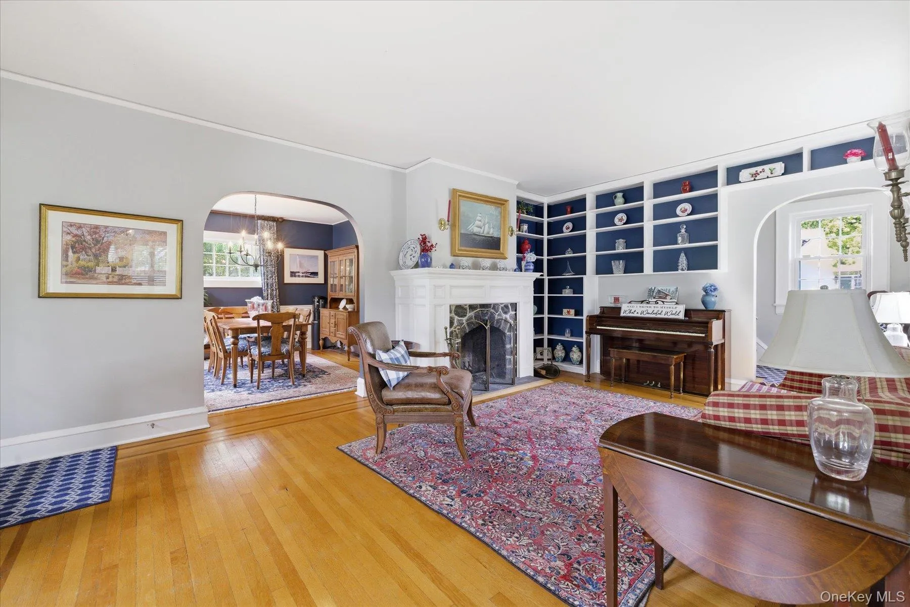 Easy flow from living area to dining room and den Easy flow from living area to dining room and den