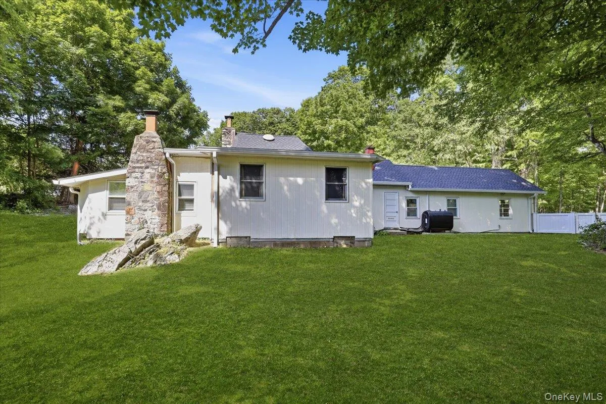Private backyard. Grass has been virtually enhanced Private backyard. Grass has been virtually enhanced