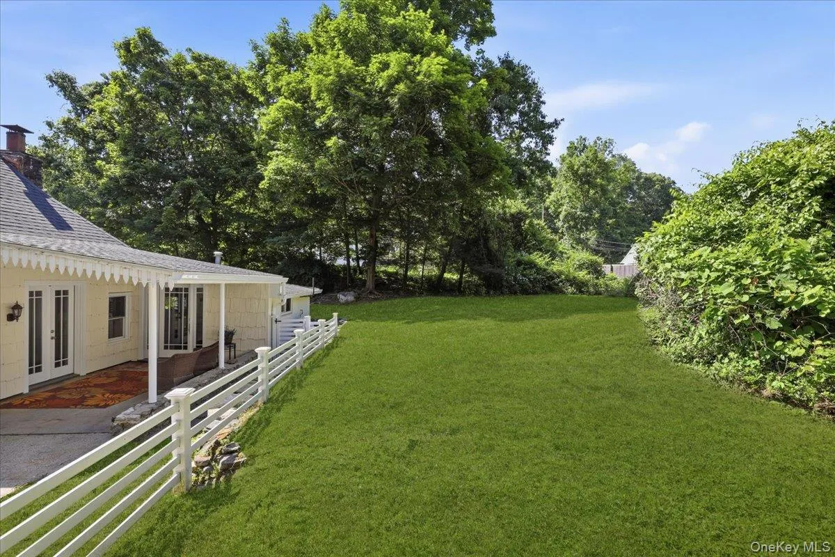 Front yard. Grass has been virtually enhanced. Front yard. Grass has been virtually enhanced.