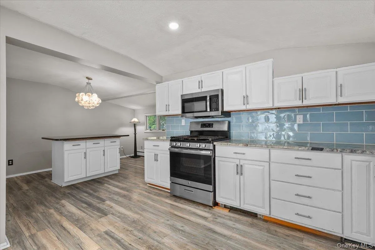 Eat-in kitchen w/granite counter and ceramic tile backsplash Eat-in kitchen w/granite counter and ceramic tile backsplash