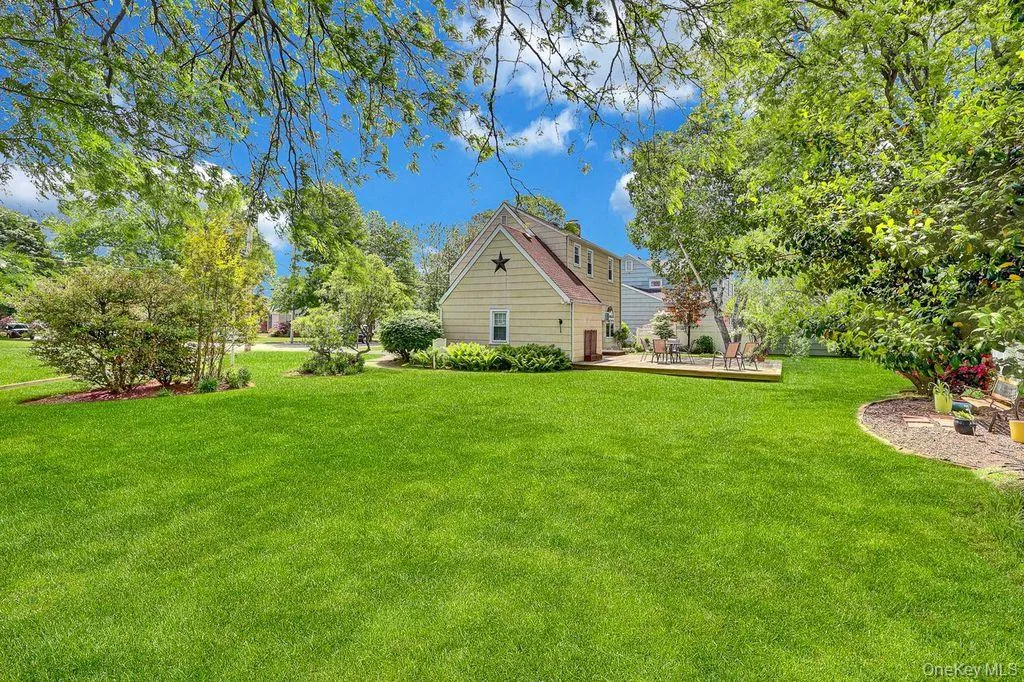 Huge and Lovely yard! Huge and Lovely yard!