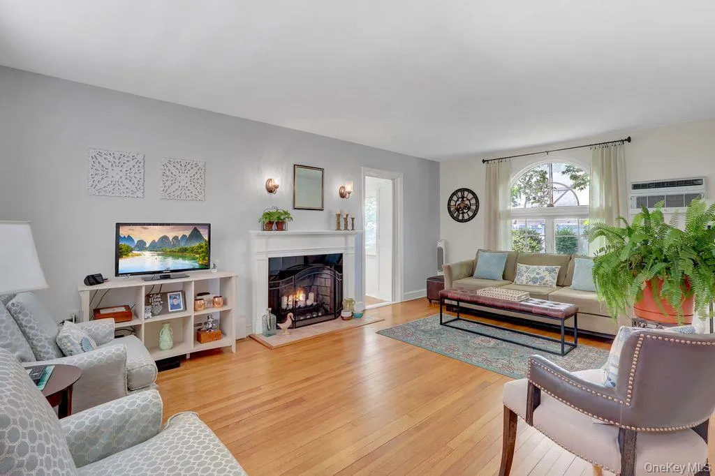 spacious & inviting LR spacious & inviting LR