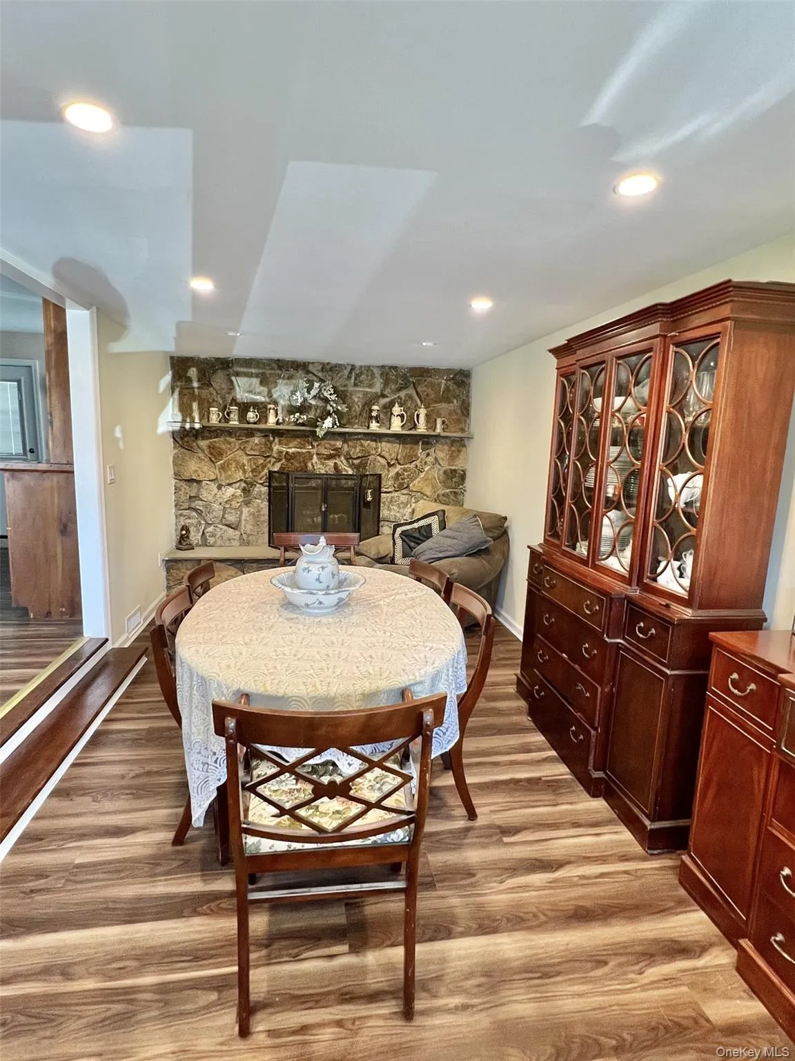 7 Mindy Lane, Oyster Bay, NY, 4 Bedrooms Bedrooms, 7 Rooms Rooms,2 BathroomsBathrooms,Residential Lease,For Rent,Mindy,0,1006056 7 Mindy Lane, Oyster Bay, NY, 4 Bedrooms Bedrooms, 7 Rooms Rooms,2 BathroomsBathrooms,Residential Lease,For Rent,Mindy,0,1006056