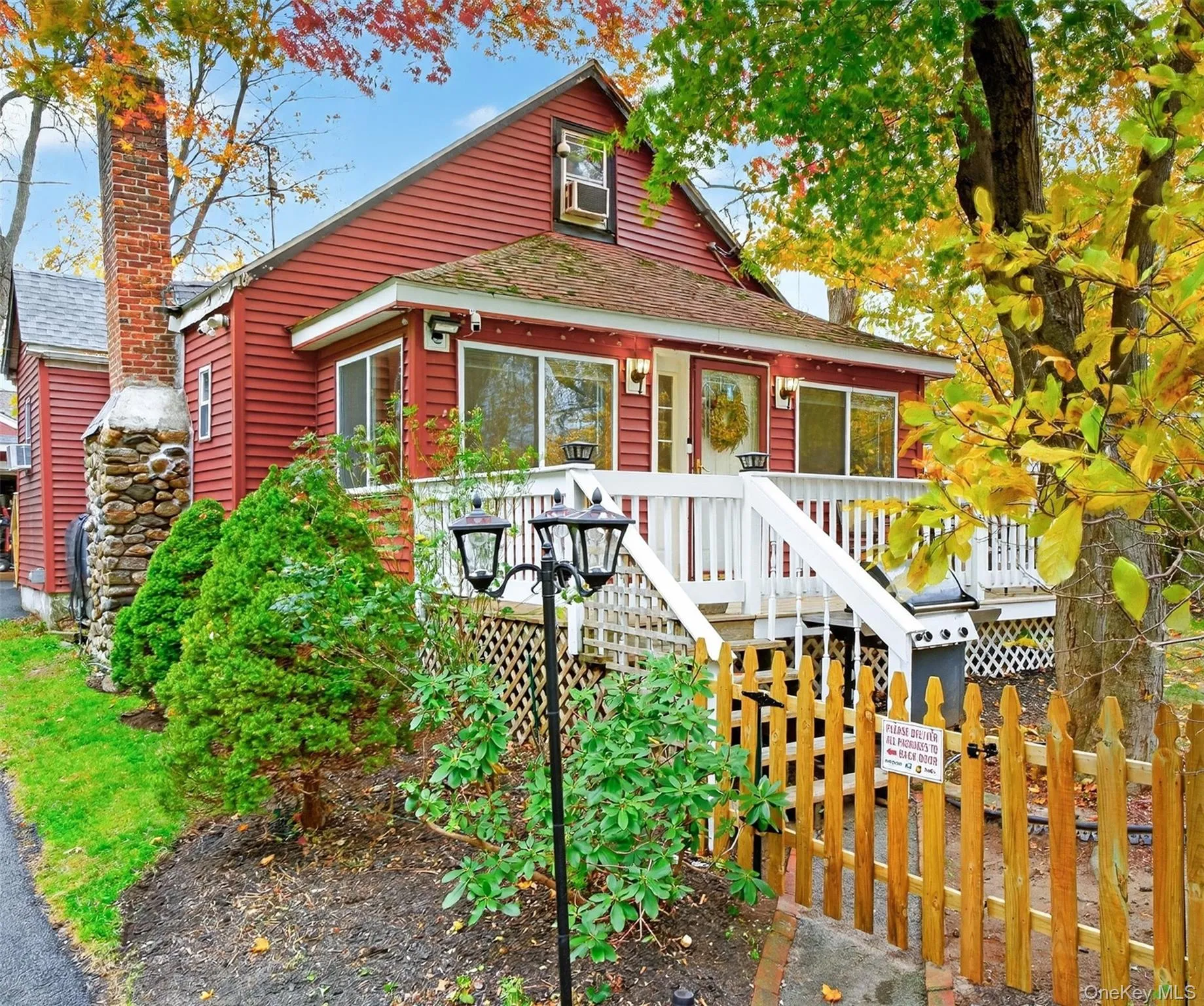 3 Bedrooms w/Den (lives like 4) and shows as 2 Baths. 3 Bedrooms w/Den (lives like 4) and shows as 2 Baths.
