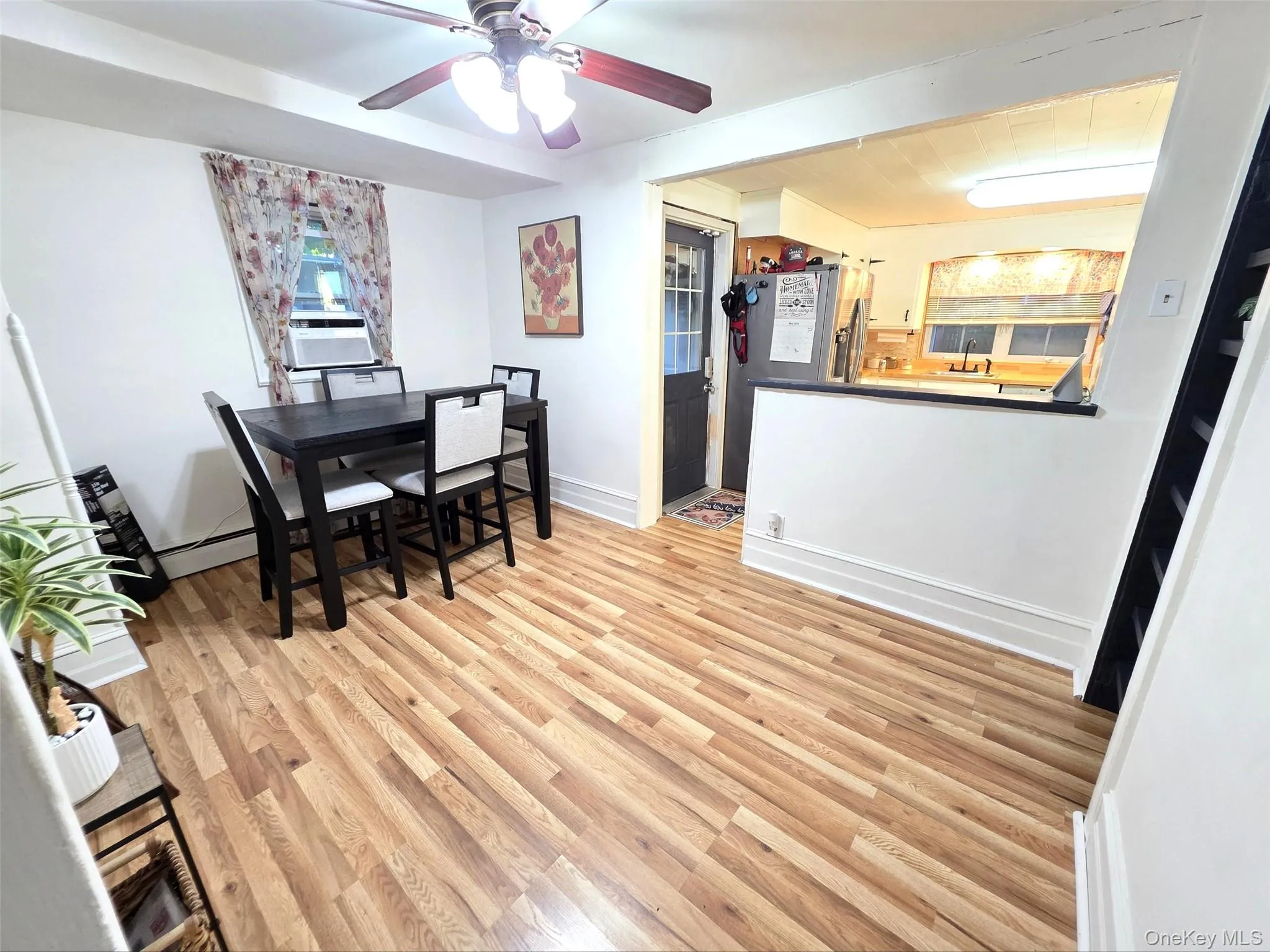 Dining area flows easily from kitchen & livingroom Dining area flows easily from kitchen & livingroom
