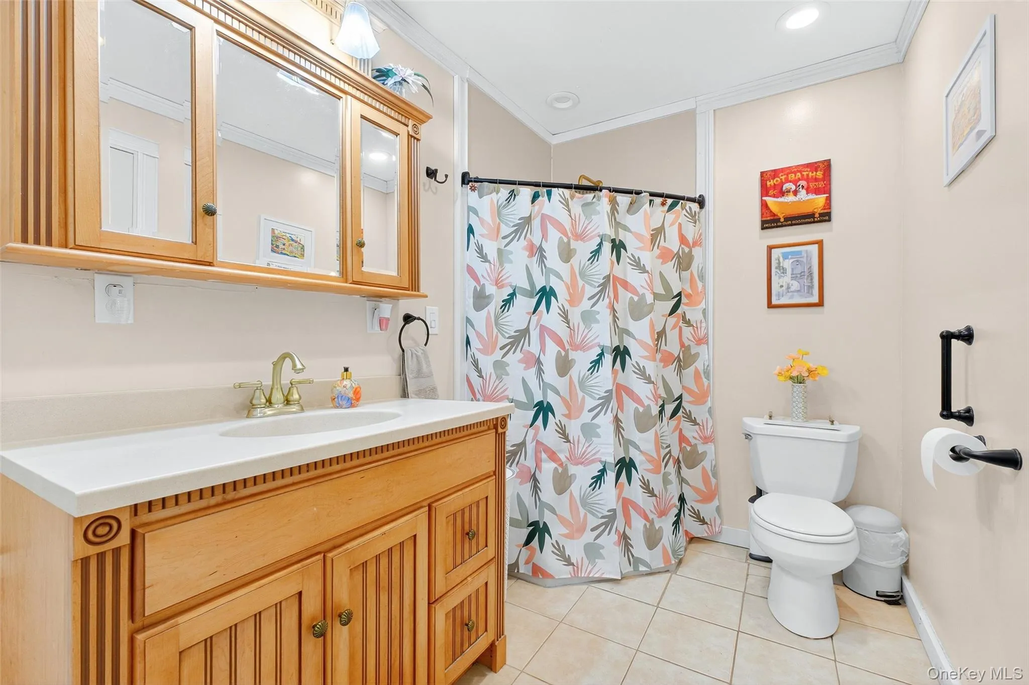 Updated main level bath w/Radiant floor heating, large closet. Updated main level bath w/Radiant floor heating, large closet.
