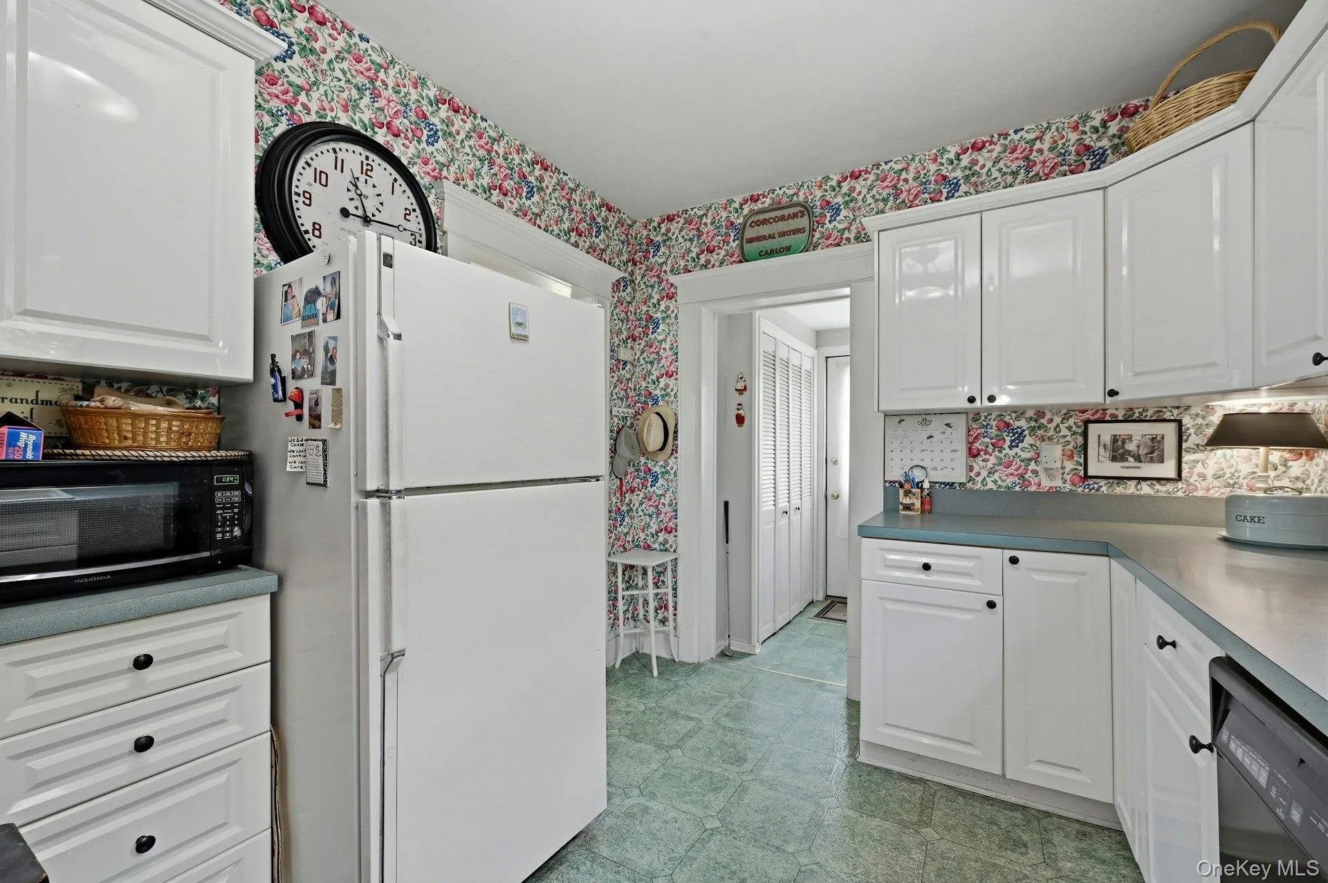 White Cabinetry in Great Shape White Cabinetry in Great Shape