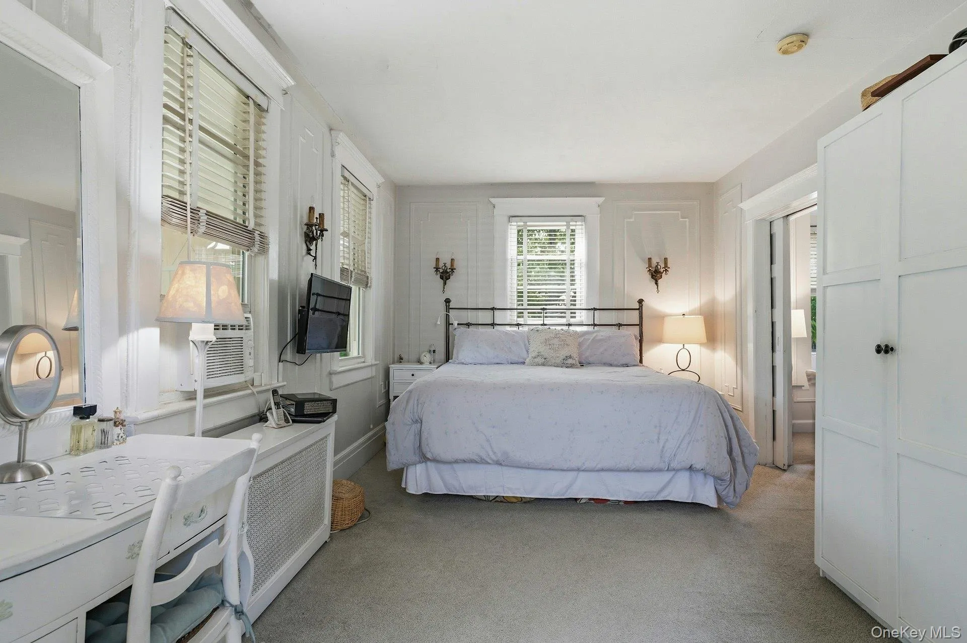 Large Bedroom on First Floor Large Bedroom on First Floor