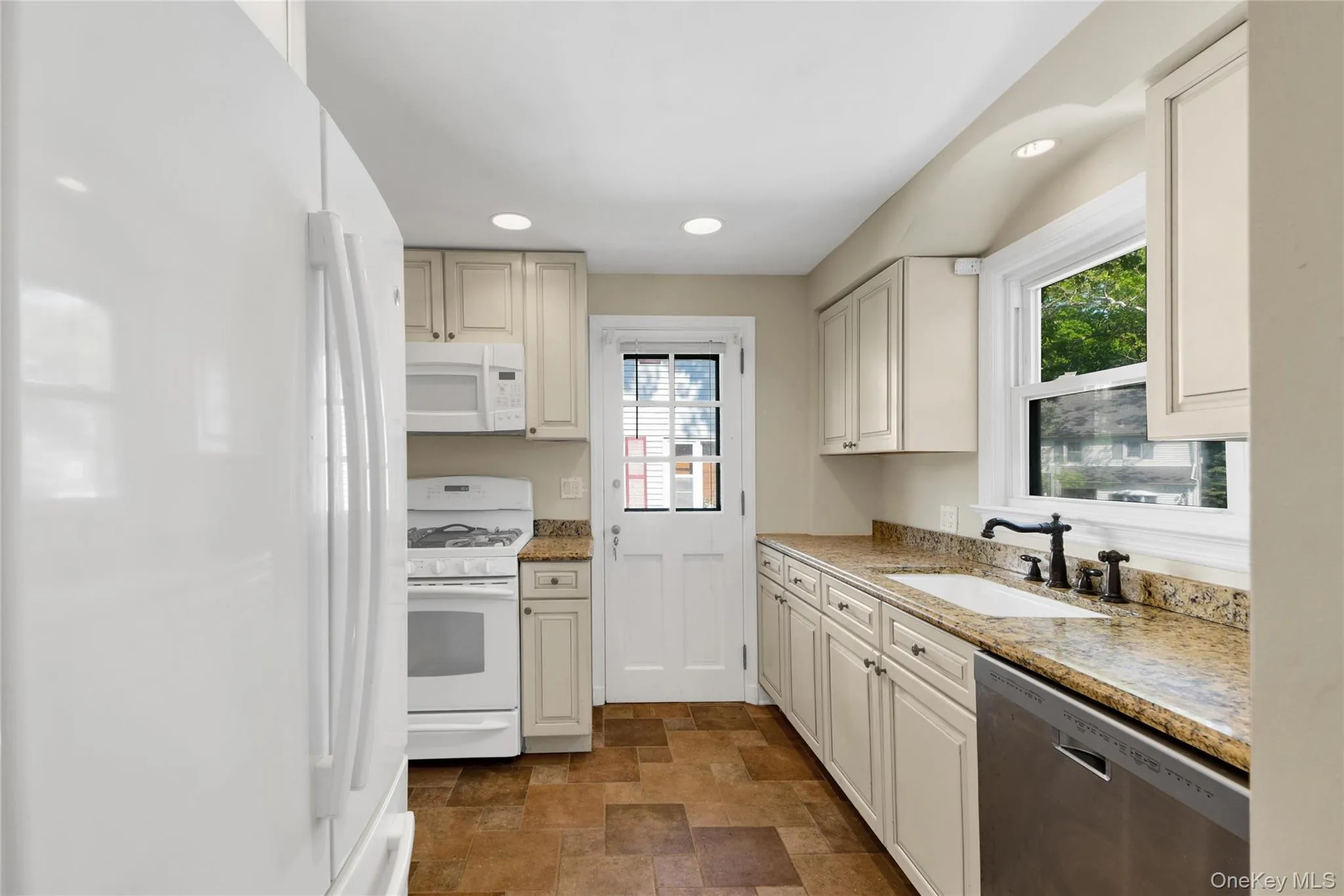 19 aka 29 The Crossway, Yonkers, NY, 2 Bedrooms Bedrooms, 5 Rooms Rooms,1 BathroomBathrooms,Residential,For Rent,The Crossway,0,1006126 19 aka 29 The Crossway, Yonkers, NY, 2 Bedrooms Bedrooms, 5 Rooms Rooms,1 BathroomBathrooms,Residential,For Rent,The Crossway,0,1006126