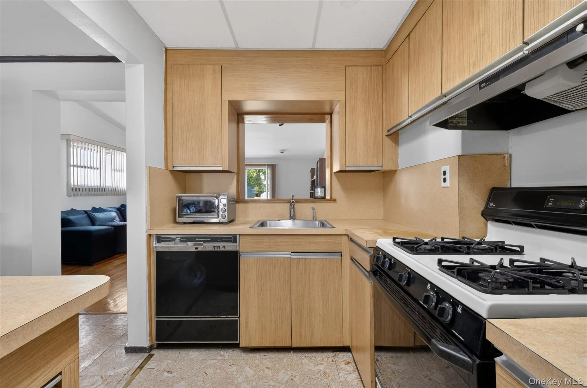 217-11 47th Road, New York, NY, 3 Bedrooms Bedrooms, 7 Rooms Rooms,1 BathroomBathrooms,Residential,For Rent,47th,0,1006132 217-11 47th Road, New York, NY, 3 Bedrooms Bedrooms, 7 Rooms Rooms,1 BathroomBathrooms,Residential,For Rent,47th,0,1006132