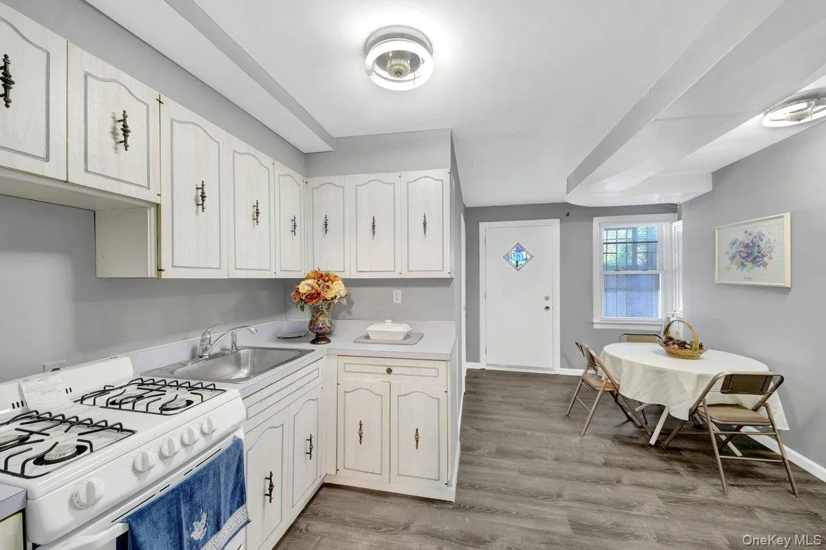 561 Logan Avenue, New York, NY, 3 Bedrooms Bedrooms, 6 Rooms Rooms,2 BathroomsBathrooms,Residential,For Rent,Logan,0,1006149 561 Logan Avenue, New York, NY, 3 Bedrooms Bedrooms, 6 Rooms Rooms,2 BathroomsBathrooms,Residential,For Rent,Logan,0,1006149