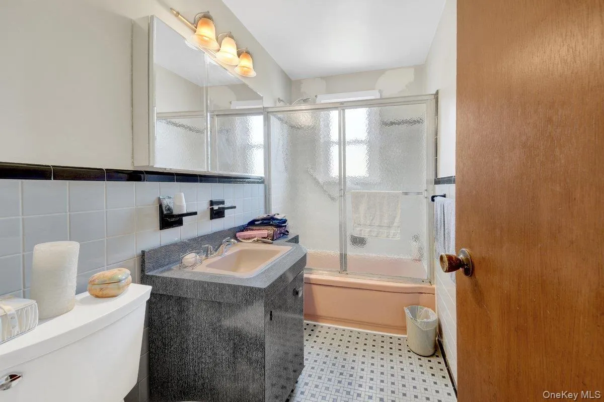 561 Logan Avenue, New York, NY, 3 Bedrooms Bedrooms, 6 Rooms Rooms,2 BathroomsBathrooms,Residential,For Rent,Logan,0,1006149 561 Logan Avenue, New York, NY, 3 Bedrooms Bedrooms, 6 Rooms Rooms,2 BathroomsBathrooms,Residential,For Rent,Logan,0,1006149