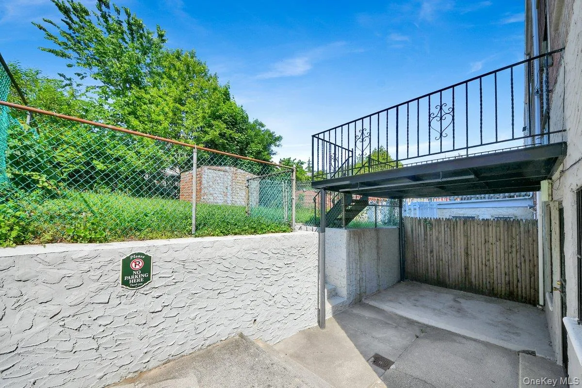 561 Logan Avenue, New York, NY, 3 Bedrooms Bedrooms, 6 Rooms Rooms,2 BathroomsBathrooms,Residential,For Rent,Logan,0,1006149 561 Logan Avenue, New York, NY, 3 Bedrooms Bedrooms, 6 Rooms Rooms,2 BathroomsBathrooms,Residential,For Rent,Logan,0,1006149