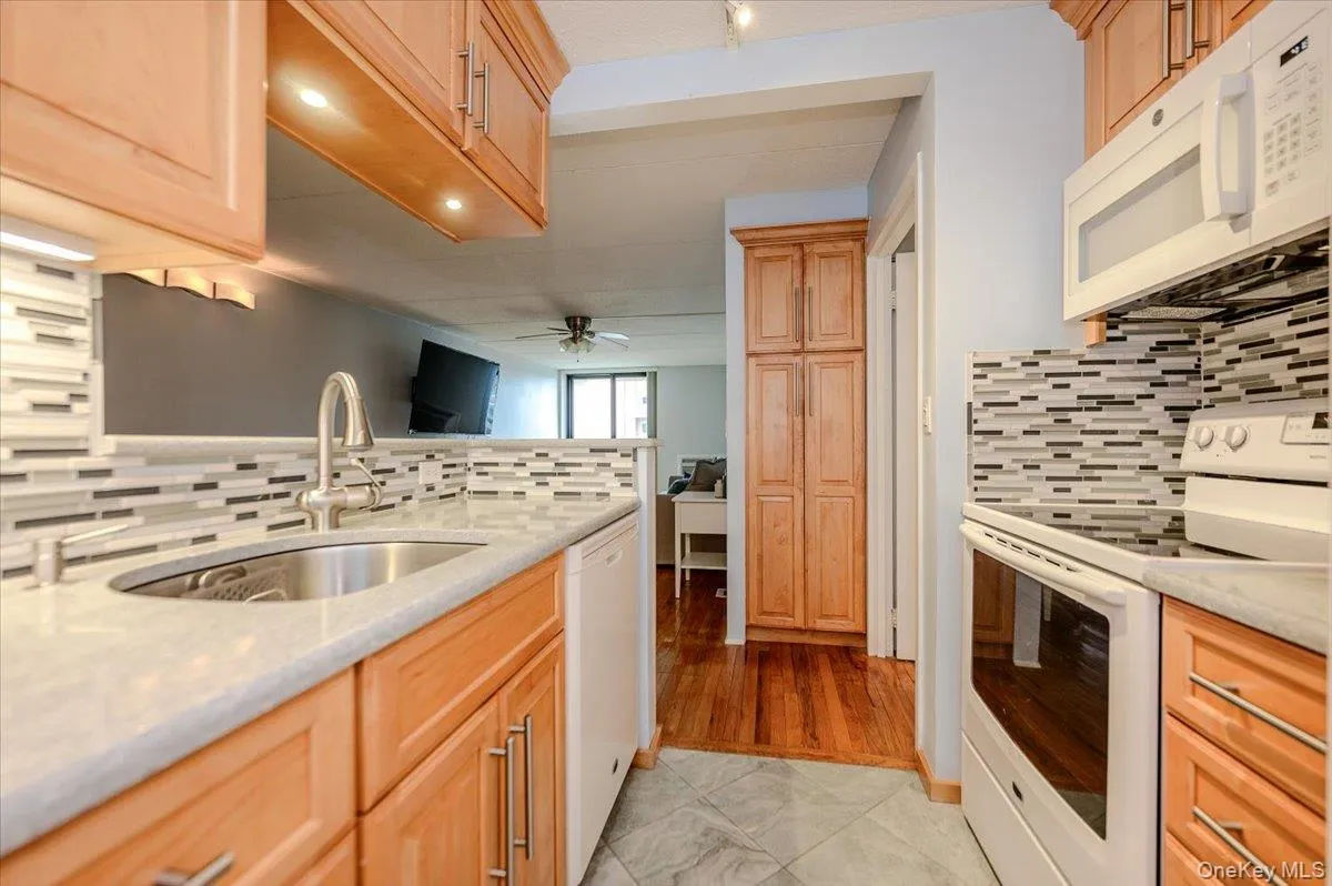 750 Broadway, Long Beach, NY, 1 Bedroom Bedrooms, 3 Rooms Rooms,1 BathroomBathrooms,Residential,For Rent,Broadway,0,1006163 750 Broadway, Long Beach, NY, 1 Bedroom Bedrooms, 3 Rooms Rooms,1 BathroomBathrooms,Residential,For Rent,Broadway,0,1006163