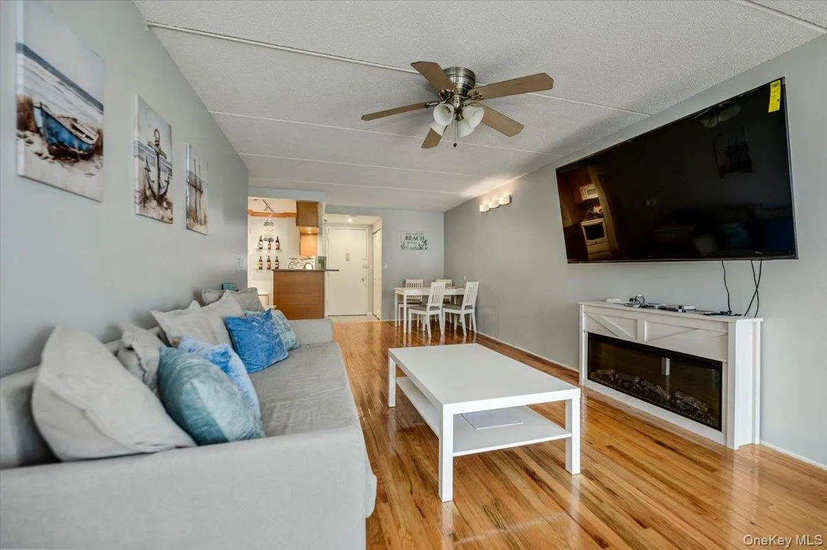 750 Broadway, Long Beach, NY, 1 Bedroom Bedrooms, 3 Rooms Rooms,1 BathroomBathrooms,Residential,For Rent,Broadway,0,1006163 750 Broadway, Long Beach, NY, 1 Bedroom Bedrooms, 3 Rooms Rooms,1 BathroomBathrooms,Residential,For Rent,Broadway,0,1006163