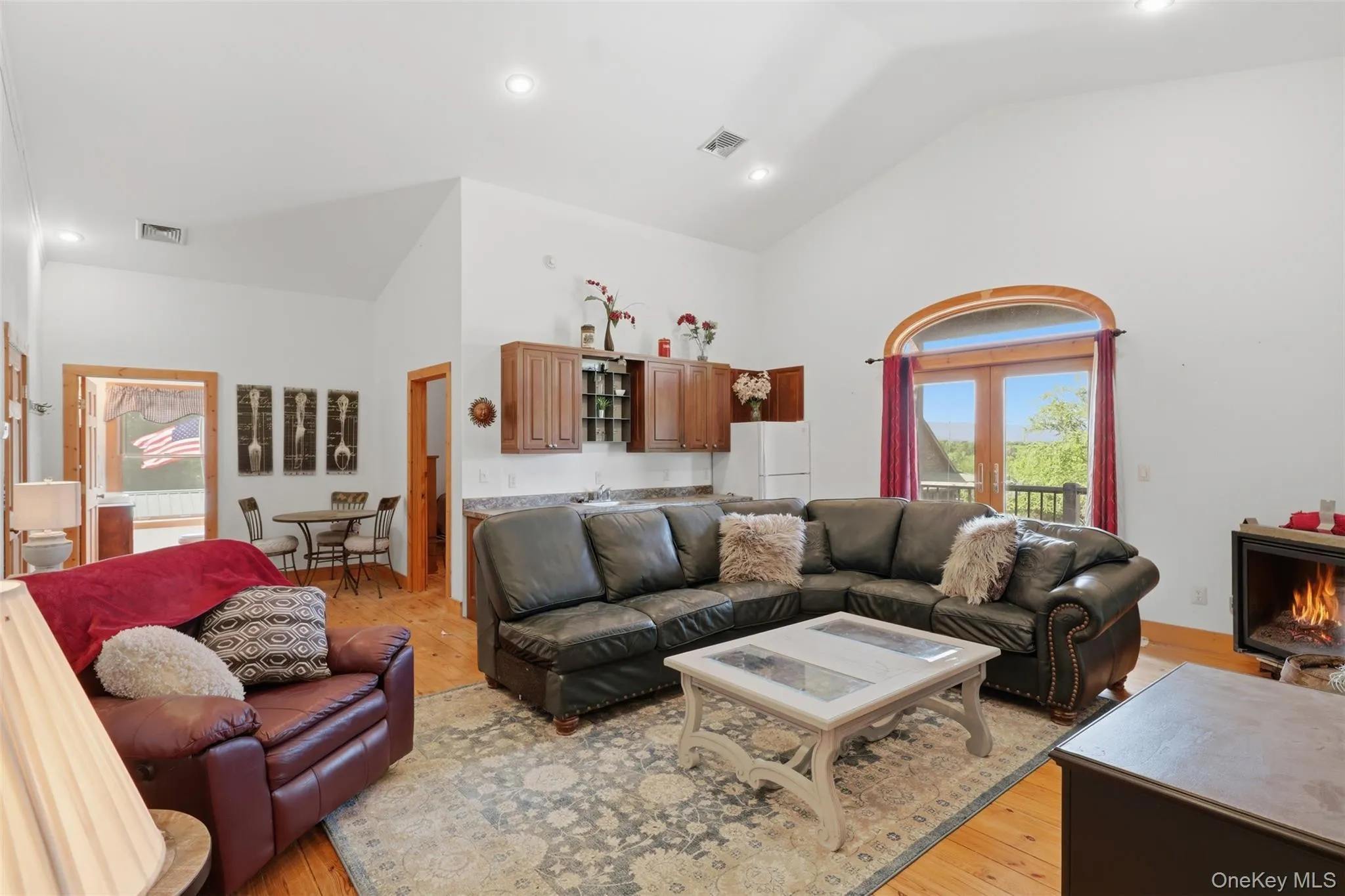 1 of 2 accessory apartments with kitchenette, bathroom and 3 bedrooms 1 of 2 accessory apartments with kitchenette, bathroom and 3 bedrooms