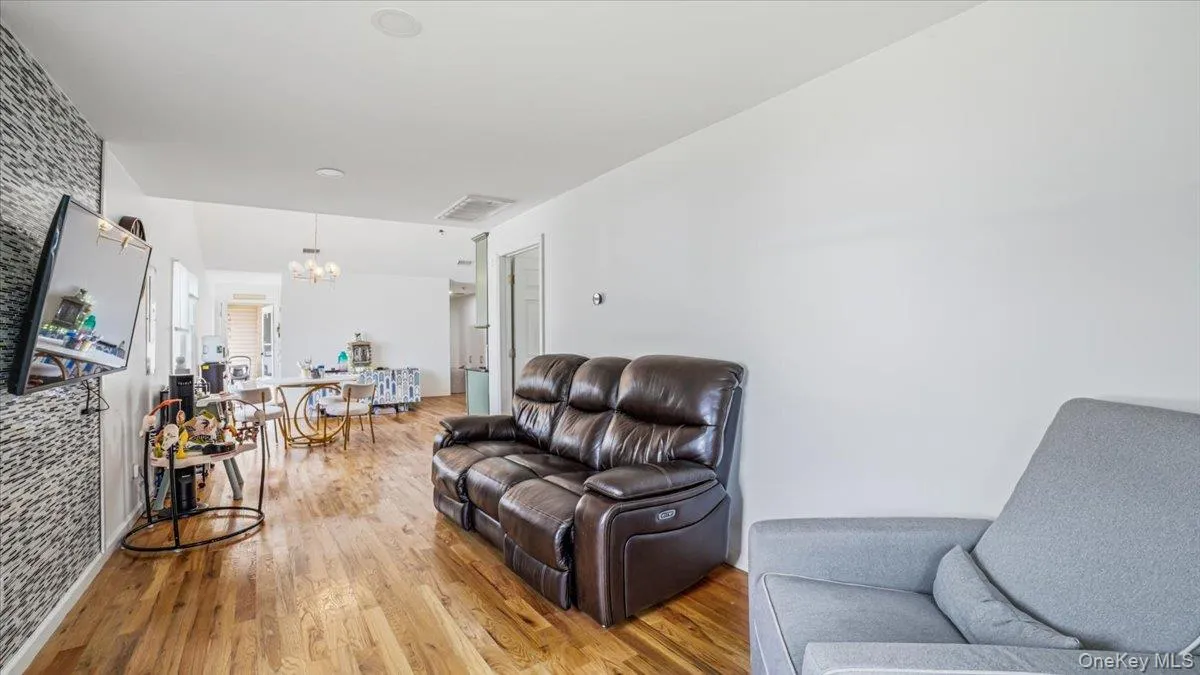 3093 Royal Avenue, Hempstead, NY, 2 Bedrooms Bedrooms, 5 Rooms Rooms,1 BathroomBathrooms,Residential,For Rent,Royal,0,1006198 3093 Royal Avenue, Hempstead, NY, 2 Bedrooms Bedrooms, 5 Rooms Rooms,1 BathroomBathrooms,Residential,For Rent,Royal,0,1006198